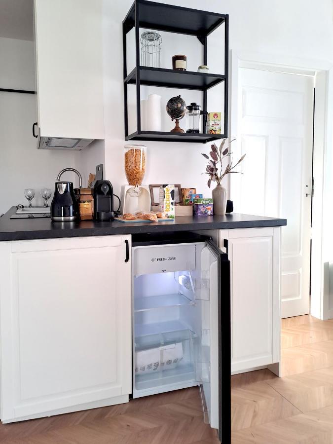 Sunny & Modern 2 Beds Spacious Air-conditioned Apartment