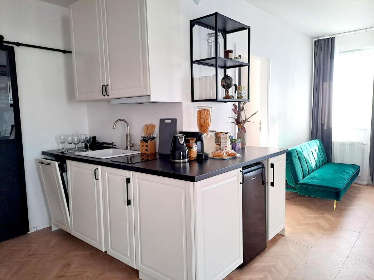 Sunny & Modern 2 Beds Spacious Air-conditioned Apartment *