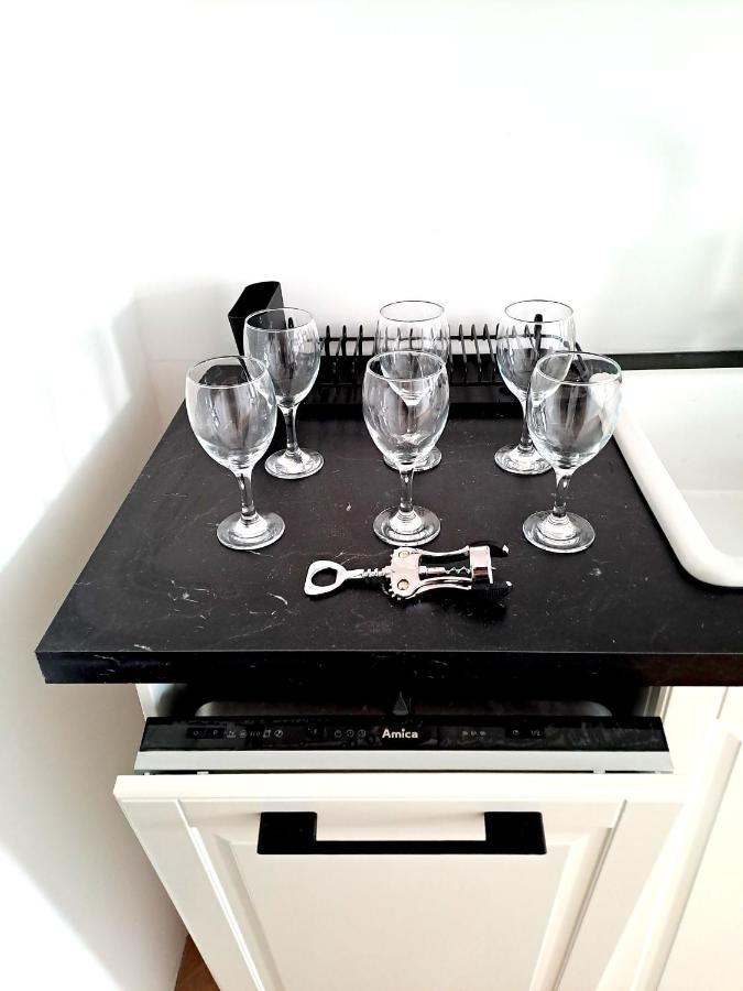 Sunny & Modern 2 Beds Spacious Air-conditioned Apartment