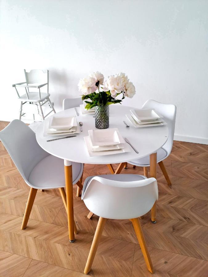 Sunny & Modern 2 Beds Spacious Air-conditioned Apartment *